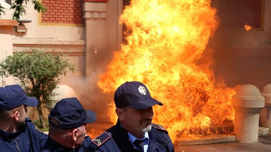 ‘Tërbim zjarri kundër korrupsionit në Bashkinë e Tiranës’/ BILD: Protesta masive në kryeqytetin e Shqipërisë