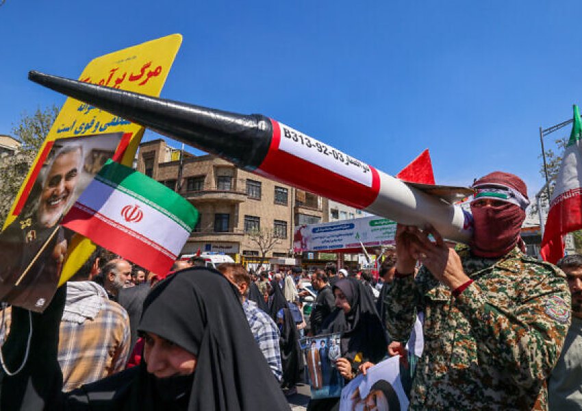 Irani lëshon dronët drejt Izraelit, Lindja e Mesme në gjendje alarmi: Iraku dhe Jordania mbyllin hapsirën ajrore