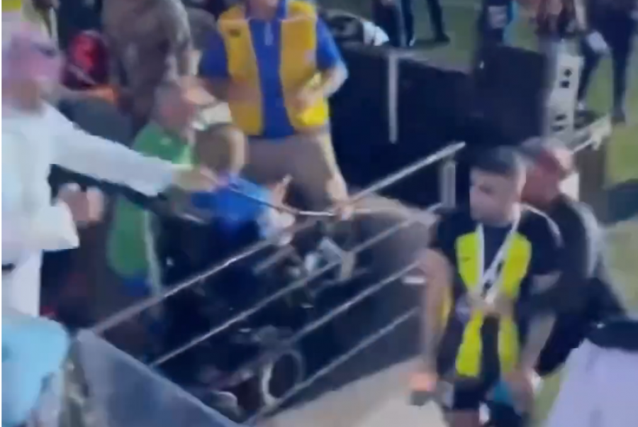 Tifozi rreh me kamxhik futbollistin pas humbjes së ndeshjes
