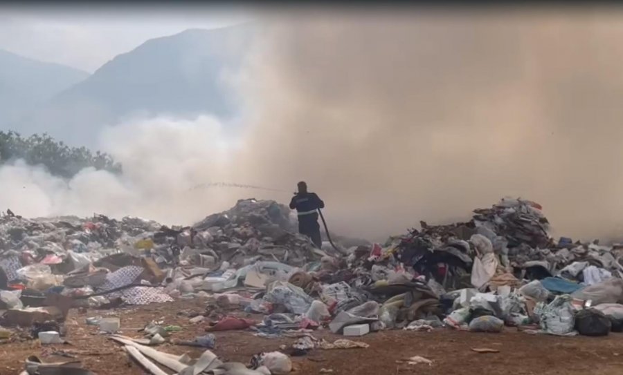 I vihet zjarri sërish vendgrumbullimit të plehrave në Kukës, cenohet shëndeti i mijëra banorëve