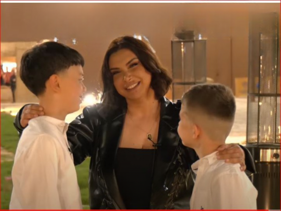 VIDEO/ Moment emocionues, Çiljeta takon dy djemtë e saj!