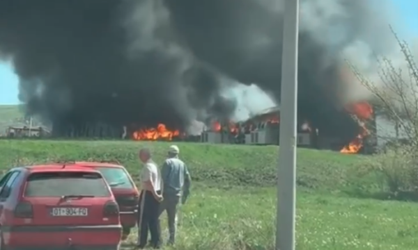 Zjarr i madh në Podujevë, digjet një fabrikë