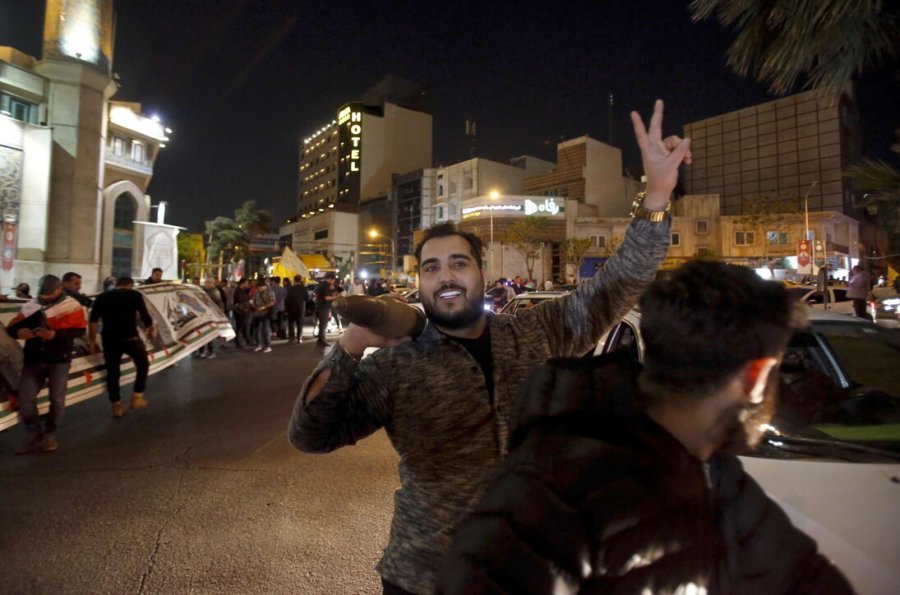 Foto/ Iran, turma të mëdha njerëzish festojnë në Teheran pas sulmit ndaj Izraelit