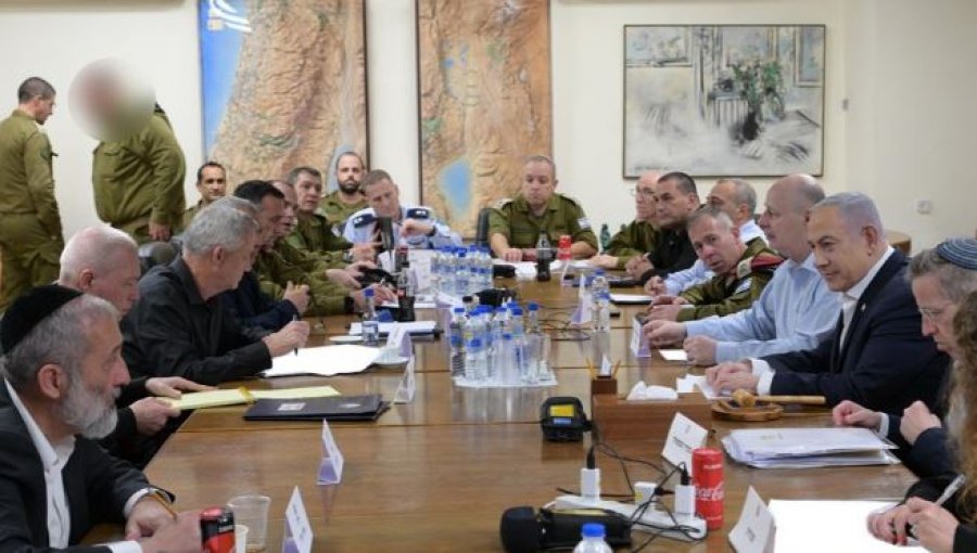 Të gjithë të ngrysur, vetëm Netanyahu i buzëqeshur, dalin pamjet nga mbledhja e Kabinetit të Luftës së Izraelit