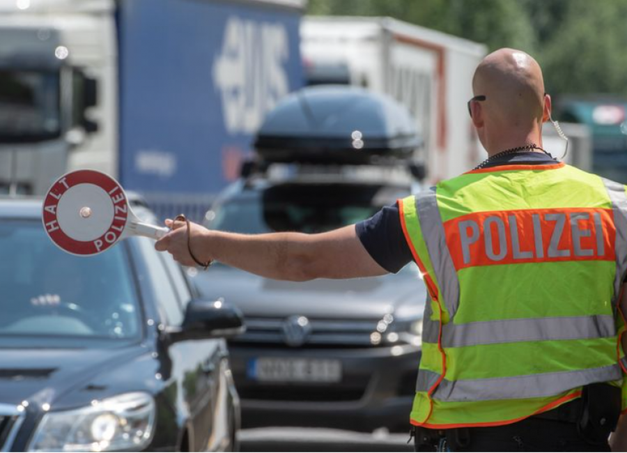 Policia zvicerane kap shqiparin në kufi me 1 kg drogë në makinën e tij
