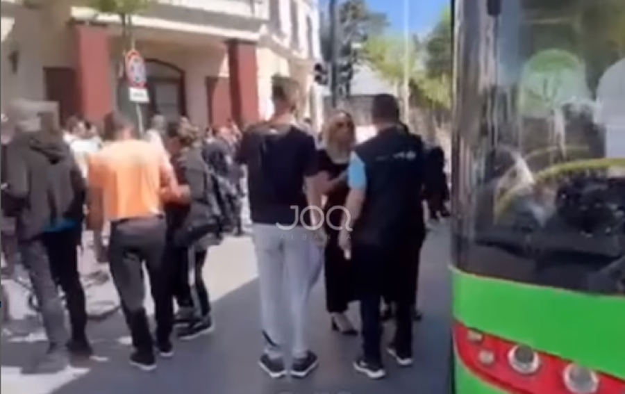  Autobusi përplas dy persona në mes të Tiranës