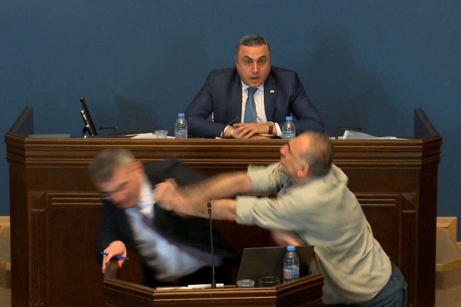 Përleshje e madhe në parlamentin e Gjeorgjisë për ligjin e debatueshëm si pro-rus