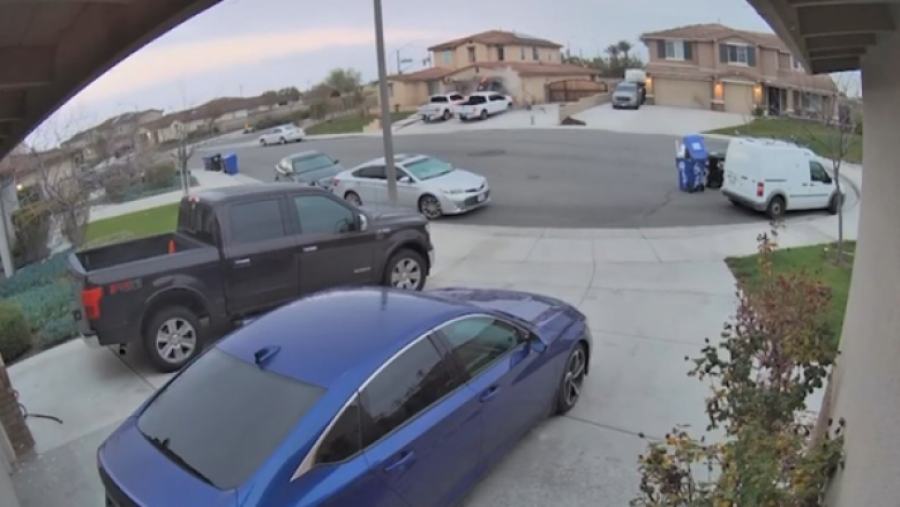 VIDEO/ Kamera e ziles së derës filmon veturën teksa ‘fluturon në ajër’