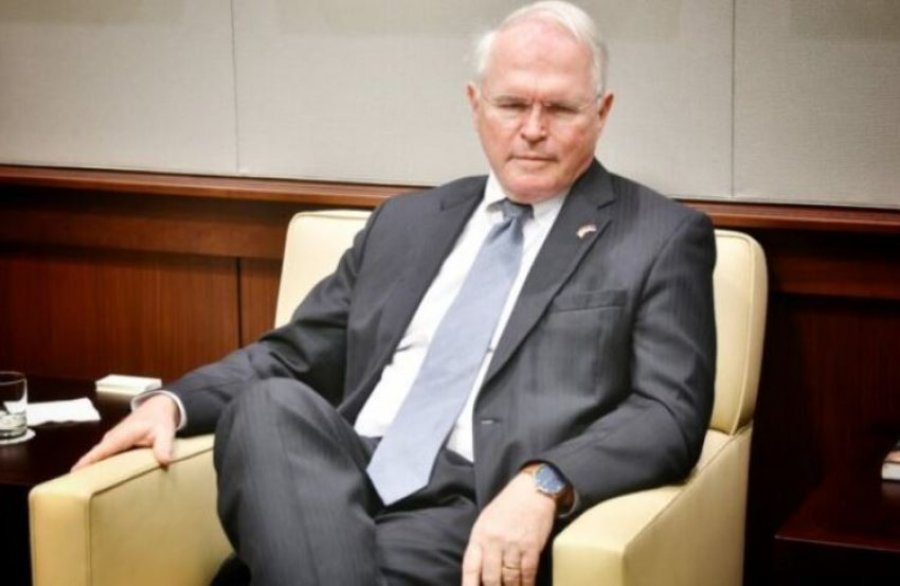 Kërcënohet me vdekje në Serbi ambasadori amerikan Christopher Hill: ‘Të ngulet në hu’