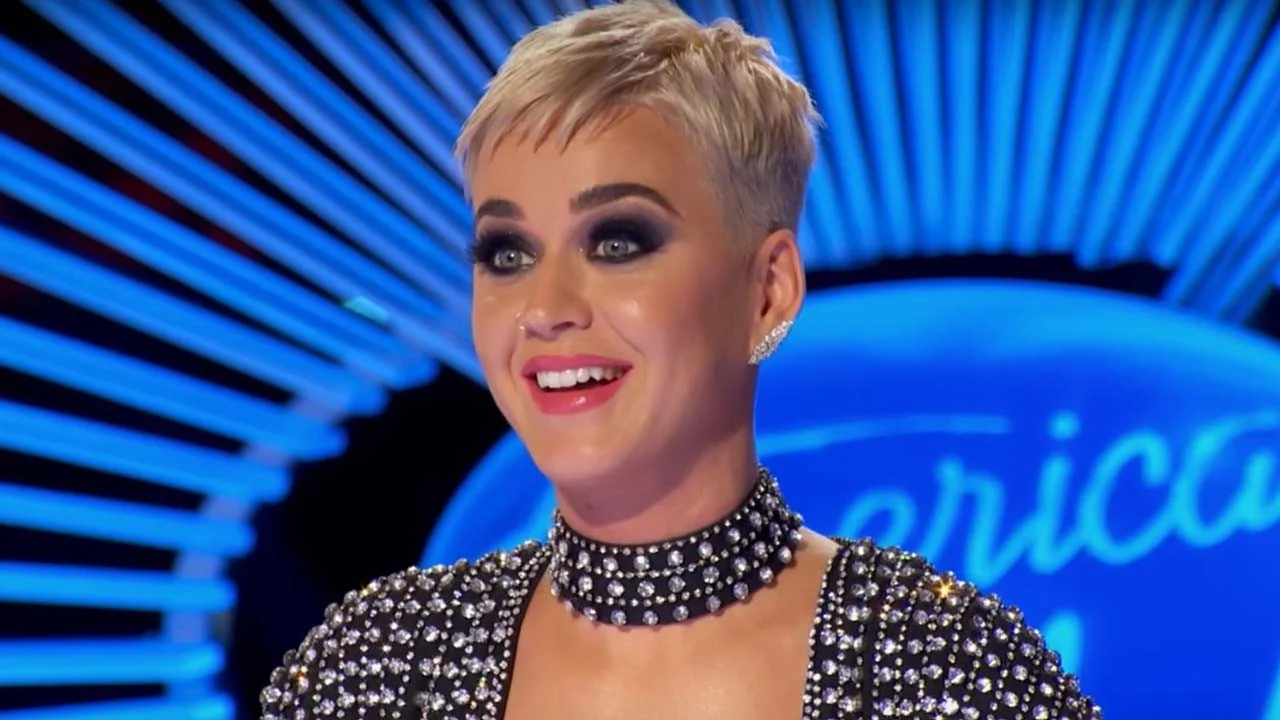 Katy Perry përballet me situatën e sikletshme në American Idol, i zbërthehet bluza