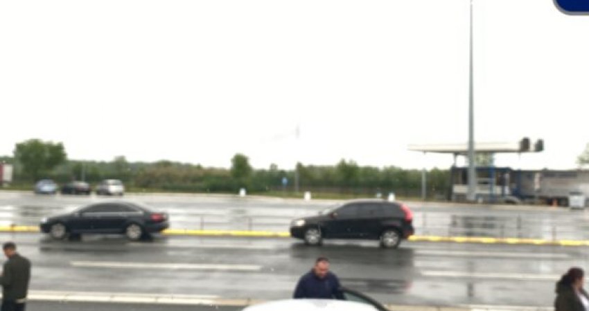 Zyrtari i Kosovës në Beograd arrin në kufirin Serbi-Kroaci ku po mbahen të bllokuar autobusët nga Kosova
