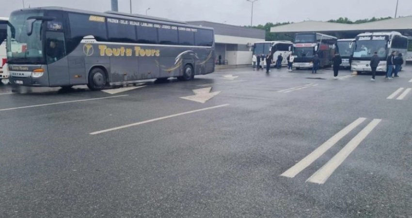 Serbia bllokon disa autobusë kosovarë në kufi me Kroacinë