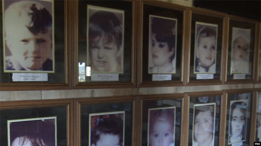 VOA/ 25 vjet pas masakrës së Poklekut në Kosovë, dhimbje dhe apel për drejtësinë e munguar