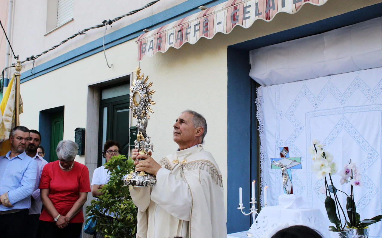 Prifti italian fillon të predikojë në bare pas pjesëmarrjes së ulët në kishë