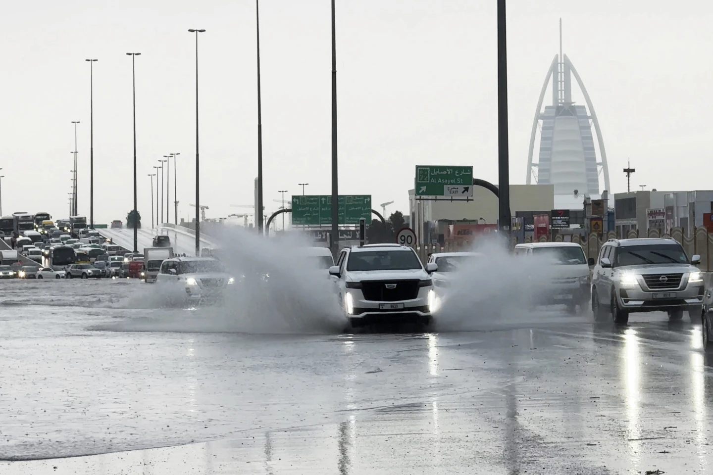 Një shi i paparë në histori përmbyt Emiratet e Bashkuara Arabe, hidhen dyshime te 'mbjellja e reve'