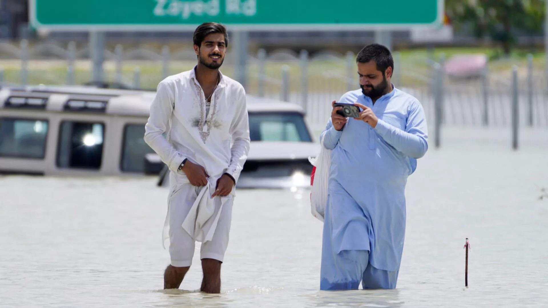 Emiratet e Bashkuara Arabe luftojnë për të dalë nga përmbytjet e papara