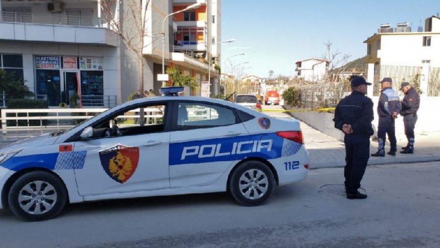 Lëvizte me pistoletë në automjet, arrestohet i riu në Vlorë 