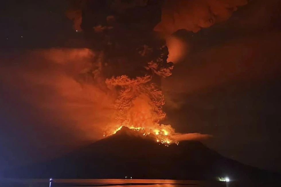 Indonezianët largohen nga shtëpitë pranë vullkanit, mbyllet aeroporti për shkak të hirit