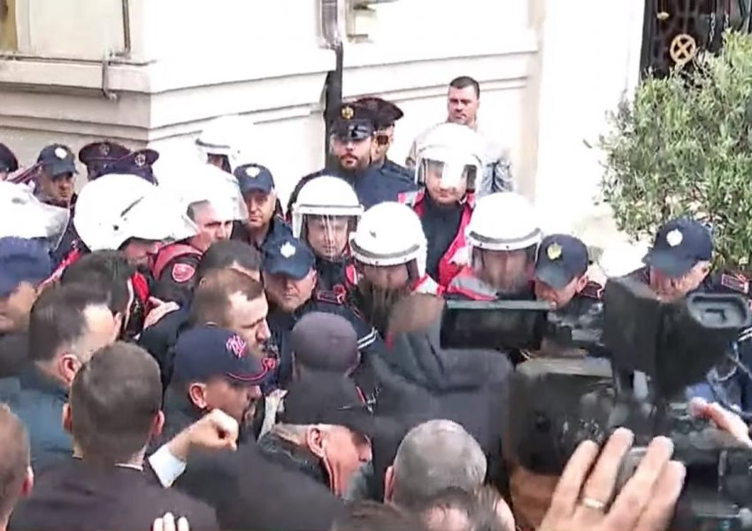 LIVE/ Tensionohet protesta para Bashkisë së Tiranës