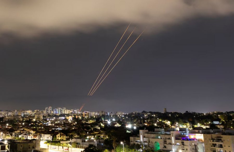 Izraeli sulmon Iranin, godet një bazë ushtarake - SHBA nuk përfshihet