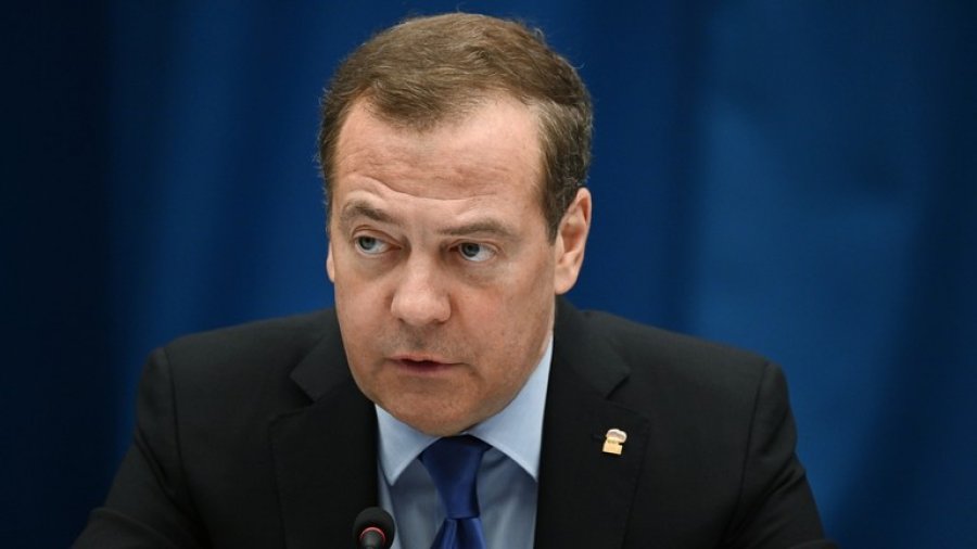 Medvedev: Perëndimi po komploton për të vrarë Zelensky-n