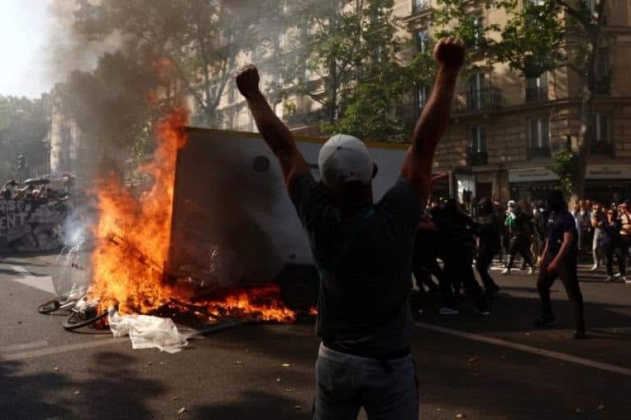 Si u protestua në Paris dhe ambasadat heshtën!
