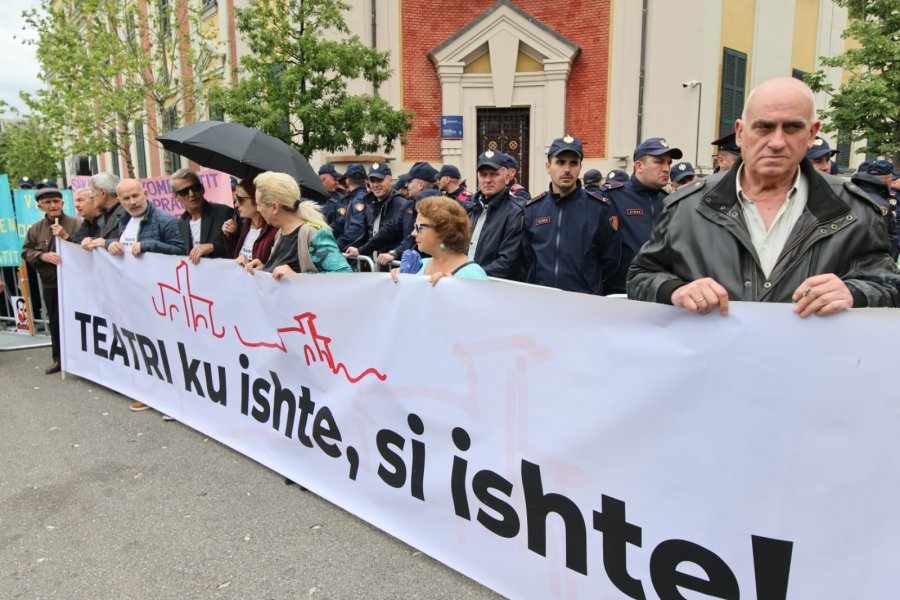 FOTO/ ‘O hajdut, o hajdut’: Qytetarët mblidhen te Bashkia e Tiranës