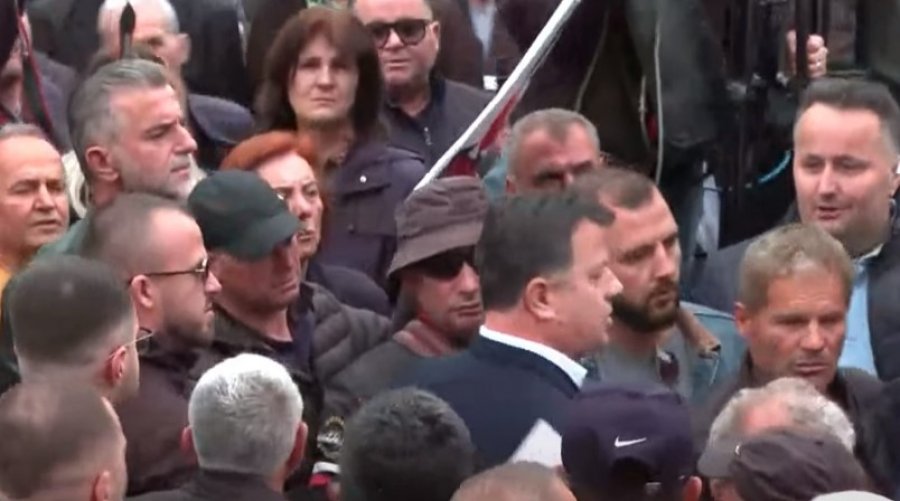 Protesta e qytetarëve/ Flamur Noka kap dy policë të infiltruar në turmë