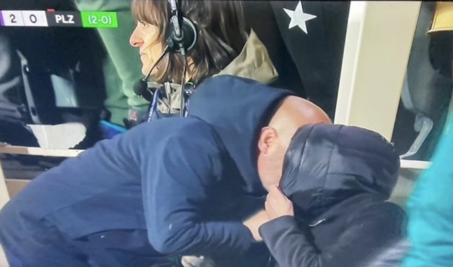 VIDEO/ Trajneri i Fiorentinës puth në buzë gazetaren nga gëzimi i kualifikimit, reagon bashkëshorti i saj