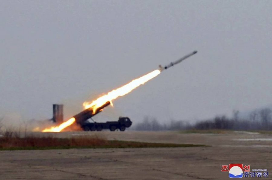 Koreja e Veriut teston një raketë ‘super të madhe’ dhe një të re kundërajrore