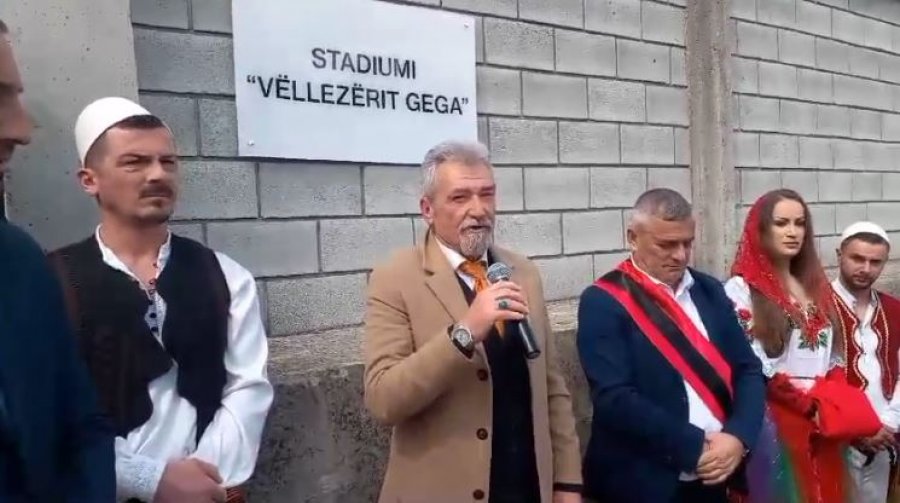 Tropoja nderon ish-lojtarët e kombëtares, stadiumi i qytetit merr emrin ‘Vëllezërit Gega’