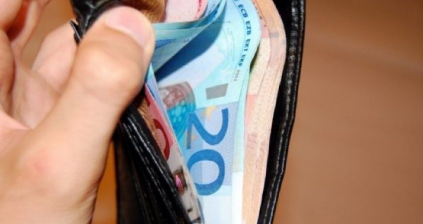 E gjeti kuletën me më shumë se 300 euro në të, qytetari në Ferizaj e dorëzon në Polici   ​