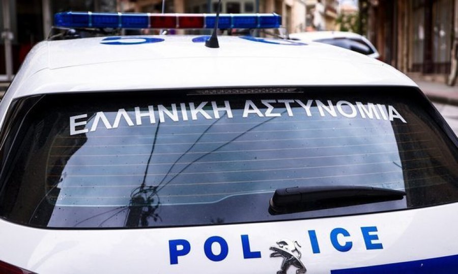 15-vjeçari shqiptar godet me thikë bashkëmoshatarin/ Policia e prangos bashkë me të atin