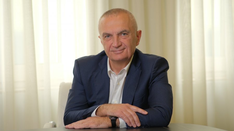 Ilir Meta ja merr këngës për liderin e opozitës, Sali Berisha