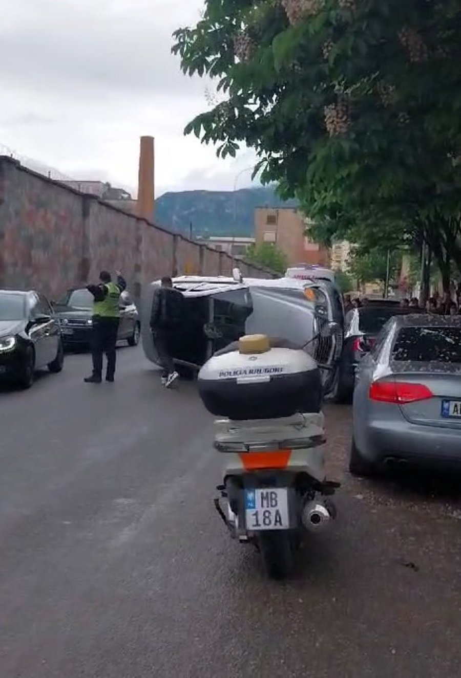 Aksident në Tiranë, automjeti përmbyset në mes të vendit