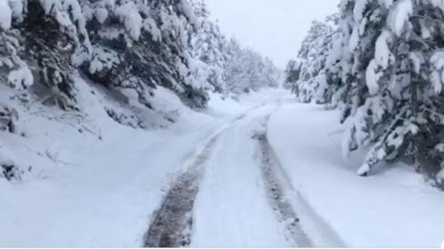 Rëndohet situata në Bulqizë, trashësia e borës arrin 10-20 cm! Vështirësi në qarkullimin e mjeteve