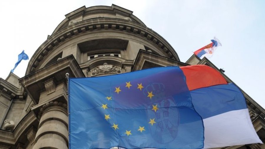 BE zyrtarisht kushtëzon integrimin e Serbisë me normalizimin e raporteve me Kosovën