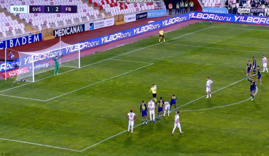 VIDEO/ Penallti në minutat shtesë ndaj Fenerbahces, shihni ku e dërgon topin Rey Manaj