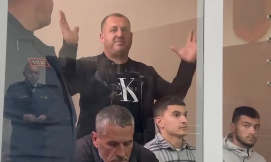 Berisha poston videon e protestuesve të arrestuar: Qëndrestarët i bëjnë gjyqin narkoregjimit në sallë
