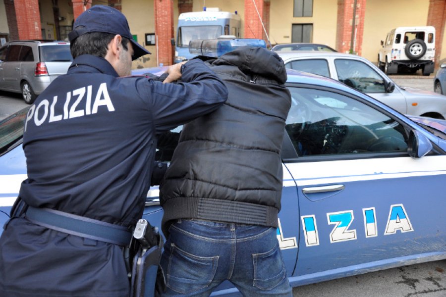 Trafik droge dhe armësh, 13 të arrestuar si pjesë e bandës shqiptaro-italiane