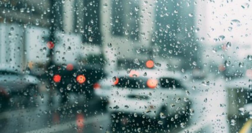 Policia e Kosovës ka një apel për shoferët: Kujdes gjatë vozitjes pas fillimit të reshjeve të shiut në vend 