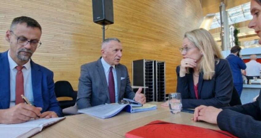Diskriminimi i shqiptarëve, temë diskutimi në takimin e Kamberit me Von Cramonin