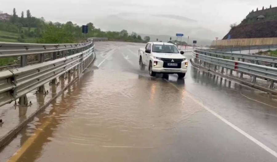 Shiu përmbyt rrugën e Arbrit në Gjoricë të Bulqizës, vështirësohet qarkullimi i mjeteve