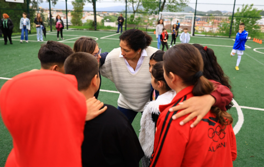 Ambasadorja e futbollit gjerman mbyll vizitën në Shqipëri, momente të veçanta me fëmijët në fshatin SOS