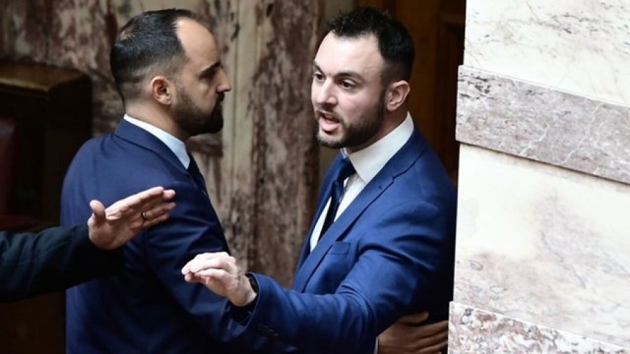 ‘Do të të q* nënën’/ Goditi me grusht kolegun pasi e shau gjatë debatit, arrestohet deputeti grek, rrezikon 10 vite burg