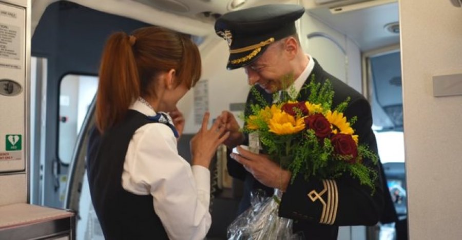 VIDEO/ Ishin gjatë fluturimit, piloti i kërkon të dashurës së tij stjuardesë të martohet me të