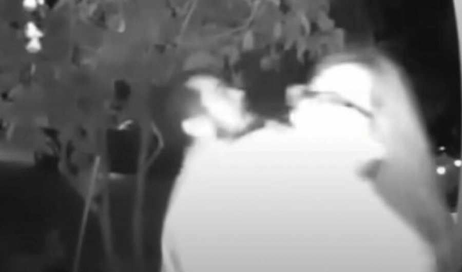 VIDEO/ Kamera filmon gjithçka, shikoni se si rrëmbehet gruaja në SHBA