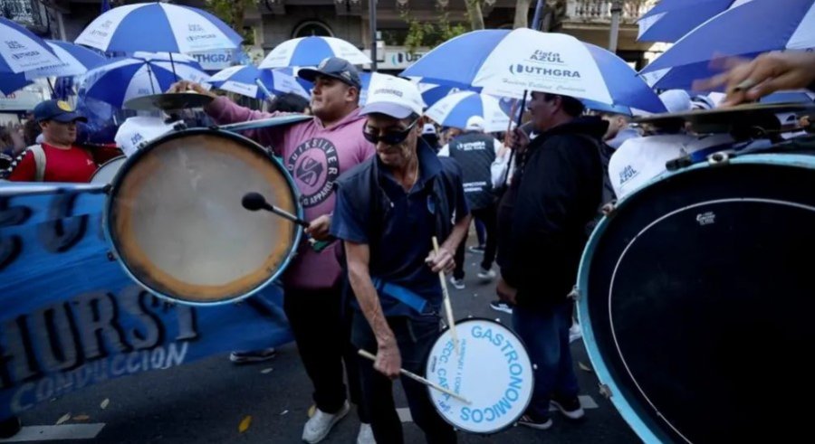 Muzikë dhe kërcime, mënyra e protestës së argjentinasve kundër shkurtimeve buxhetore të arsimit