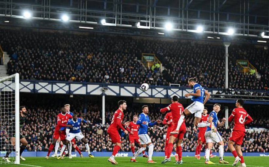 Everton fiton derbin dhe nxjerr Liverpoolin nga gara e titullit në Premier League