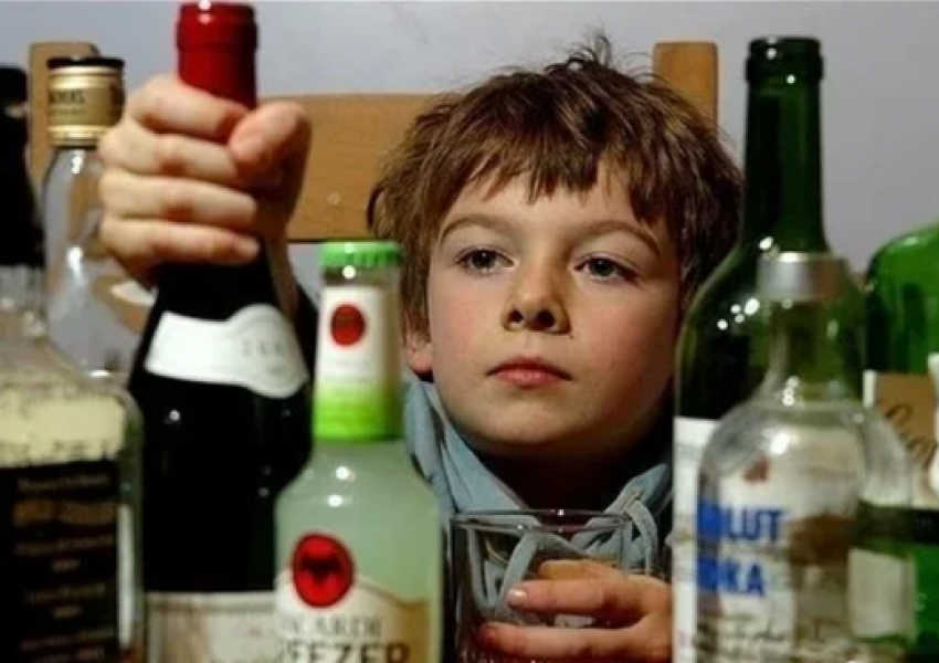 Anglezët me shkallën më të lartë të konsumimit të alkoolit dhe duhanit nga fëmijët në botë
